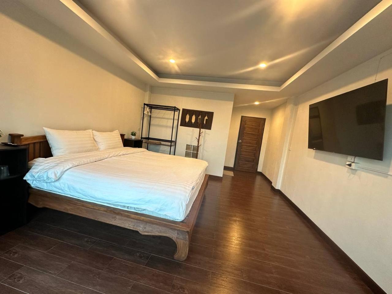 Chris Jay @ Cnx Apartment Chiang Mai Bagian luar foto