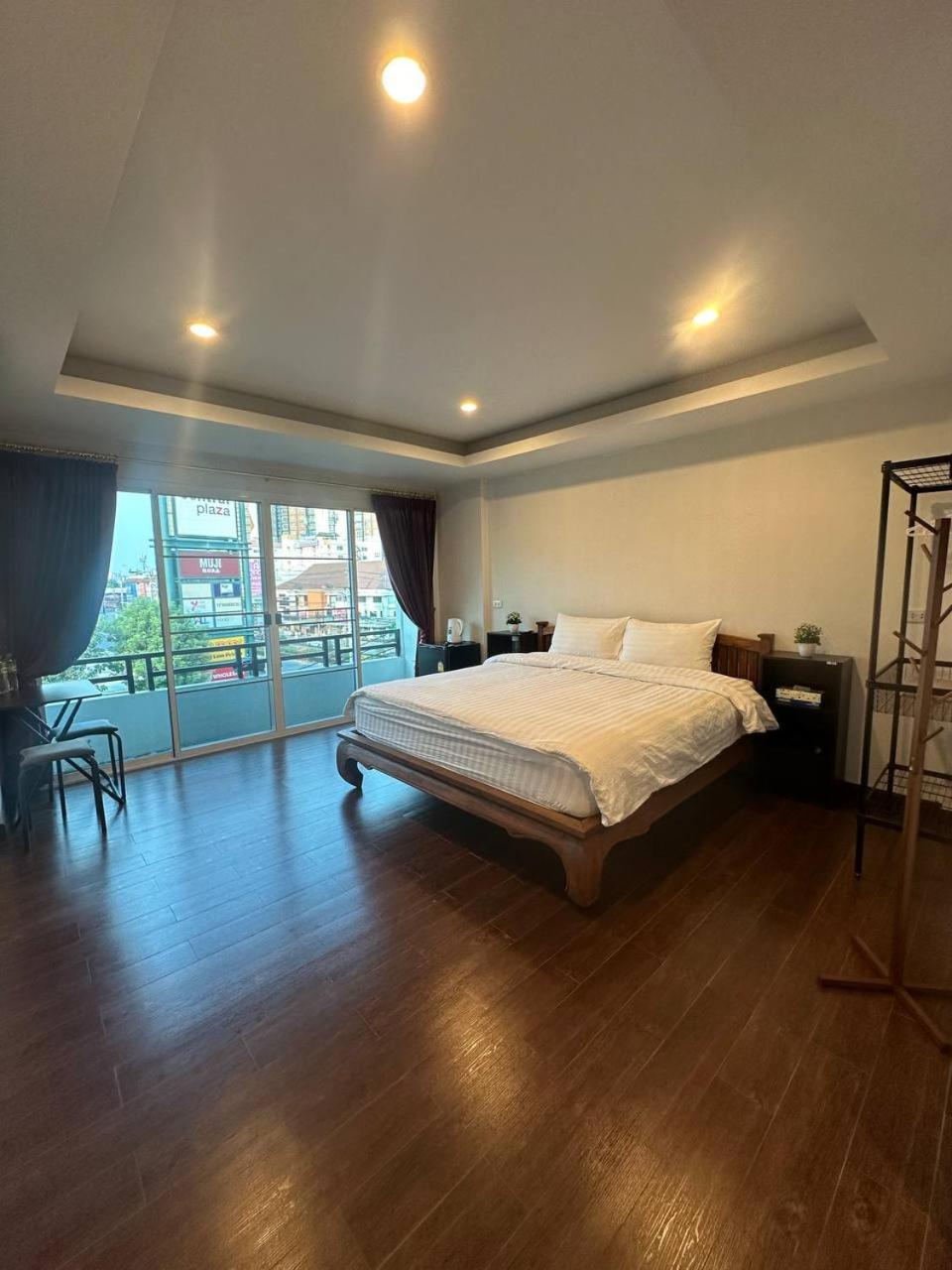Chris Jay @ Cnx Apartment Chiang Mai Bagian luar foto